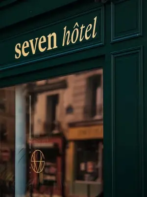 Certificat, récompense, panneau ou autre document affiché dans l'établissement Seven Hotel Paris