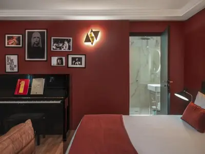 Un ou plusieurs lits dans un hébergement de l'établissement Seven Hotel Paris