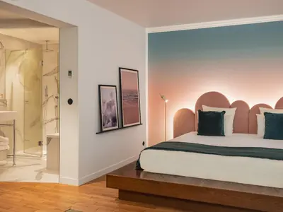 Un ou plusieurs lits dans un hébergement de l'établissement Seven Hotel Paris