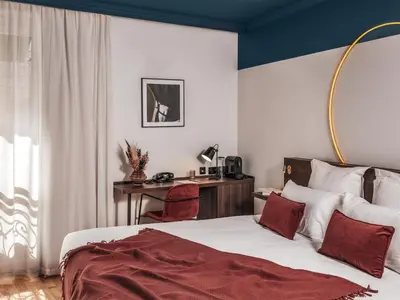Un ou plusieurs lits dans un hébergement de l'établissement Seven Hotel Paris
