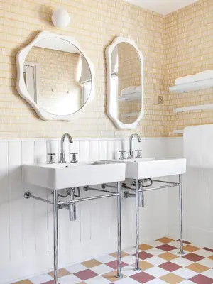 Salle de bains dans l'établissement Hôtel Bienvenue