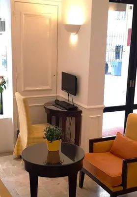 Télévision ou salle de divertissement dans l'établissement Austin's Arts Et Metiers Hotel