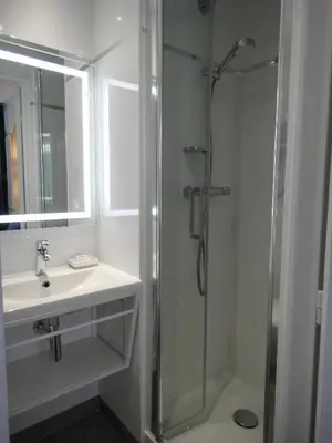 Salle de bains dans l'établissement Austin's Saint Lazare Hotel