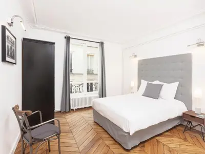 Un ou plusieurs lits dans un hébergement de l'établissement LivinParis - Luxury AC 4 Bedrooms Opera Lafayette II