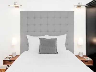 Un ou plusieurs lits dans un hébergement de l'établissement LivinParis - Luxury AC 4 Bedrooms Opera Lafayette II