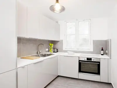 Cuisine ou kitchenette dans l'établissement LivinParis - Luxury AC 4 Bedrooms Opera Lafayette II