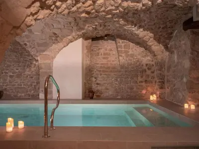 Piscine de l'établissement Hotel Madeleine De Senlis ou située à proximité