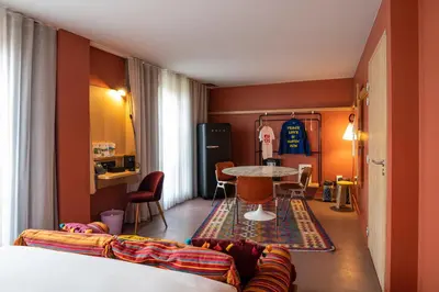 Un ou plusieurs lits dans un hébergement de l'établissement MOB HOTEL Paris Les Puces