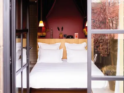 Un ou plusieurs lits dans un hébergement de l'établissement MOB HOTEL Paris Les Puces