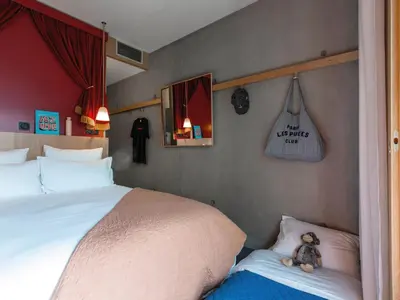 Un ou plusieurs lits dans un hébergement de l'établissement MOB HOTEL Paris Les Puces