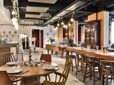 Restaurant ou autre lieu de restauration dans l'établissement MOB HOTEL Paris Les Puces