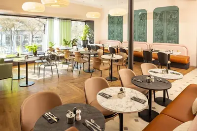 Coin salon dans l'établissement Holiday Inn Paris Opéra - Grands Boulevards by IHG