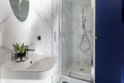 Salle de bains dans l'établissement Hôtel Léna