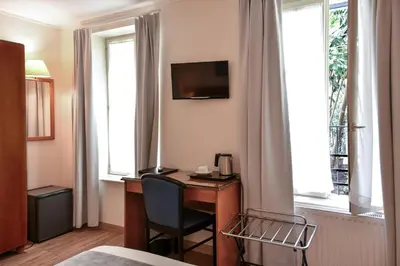Télévision ou salle de divertissement dans l'établissement Hôtel des Deux Avenues