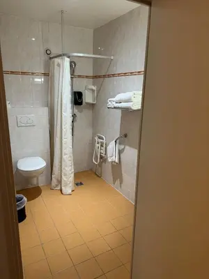 Salle de bains dans l'établissement Hôtel des Deux Avenues
