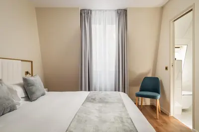 Un ou plusieurs lits dans un hébergement de l'établissement Hôtel des Deux Avenues