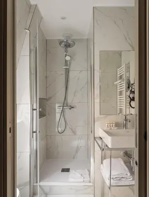 Salle de bains dans l'établissement Hôtel des Deux Avenues