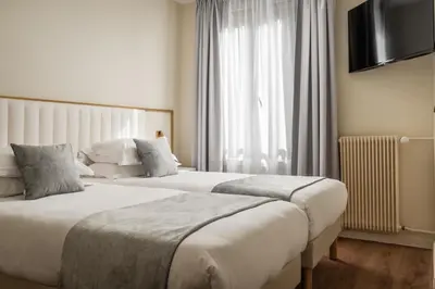 Un ou plusieurs lits dans un hébergement de l'établissement Hôtel des Deux Avenues