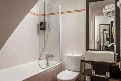 Salle de bains dans l'établissement Hôtel des Deux Avenues