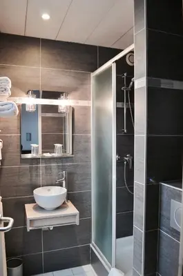 Salle de bains dans l'établissement Hôtel L'Amiral