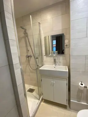 Salle de bains dans l'établissement Hôtel L'Amiral