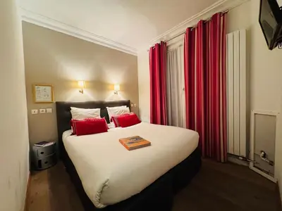 Un ou plusieurs lits dans un hébergement de l'établissement Hôtel L'Amiral