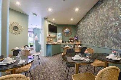 Restaurant ou autre lieu de restauration dans l'établissement Hotel De Paris