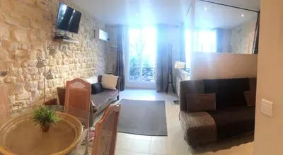 Télévision ou salle de divertissement dans l'établissement Studio lumineux Paris centre - Chatelet