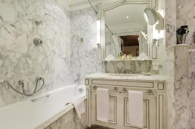 Salle de bains dans l'établissement Hotel Luxembourg Parc