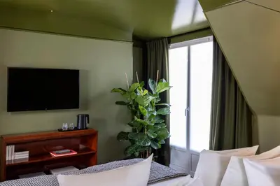 Télévision ou salle de divertissement dans l'établissement Hôtel La Conversation