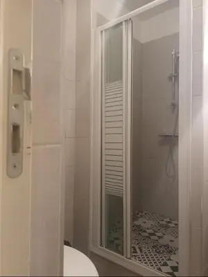 Salle de bains dans l'établissement Hôtel de Lorraine
