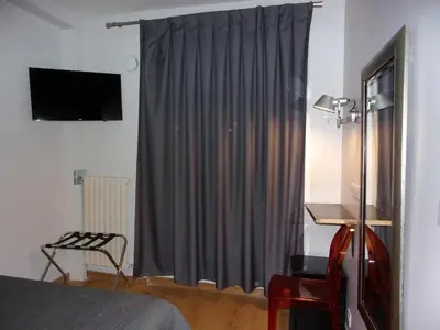 Télévision ou salle de divertissement dans l'établissement Hôtel de Lorraine