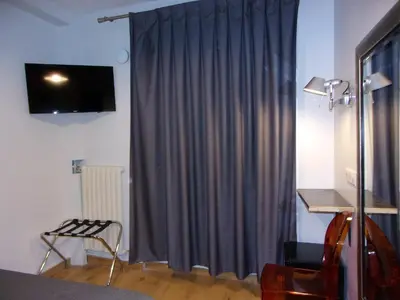 Télévision ou salle de divertissement dans l'établissement Hôtel de Lorraine
