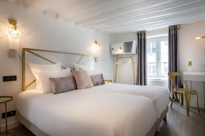 Un ou plusieurs lits dans un hébergement de l'établissement Hôtel Royal Opéra