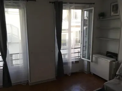 Télévision ou salle de divertissement dans l'établissement Montmartre Lovely