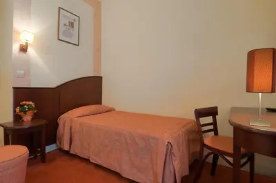 Un ou plusieurs lits dans un hébergement de l'établissement Hotel Le Faubourg Opera