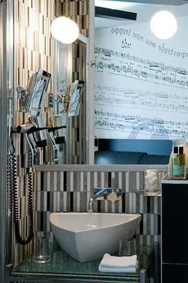 Salle de bains dans l'établissement Apostrophe Hôtel