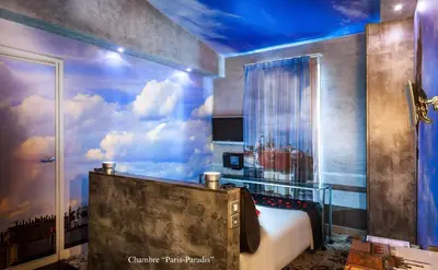 Télévision ou salle de divertissement dans l'établissement Apostrophe Hôtel