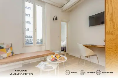 Télévision ou salle de divertissement dans l'établissement Beauquartier - Marais Vertus