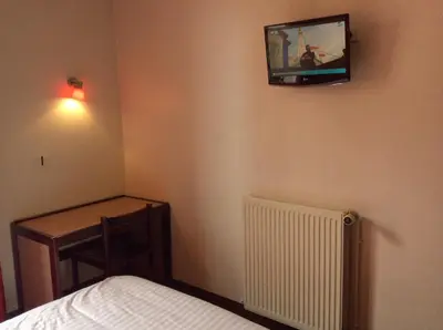 Télévision ou salle de divertissement dans l'établissement Hotel De La Place