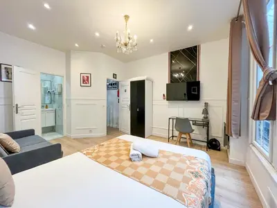 Un ou plusieurs lits dans un hébergement de l'établissement Urban Flat 55 - ATELIER MARILYN MONROE