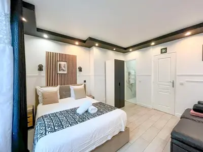 Un ou plusieurs lits dans un hébergement de l'établissement Urban Flat 55 - ATELIER MARILYN MONROE