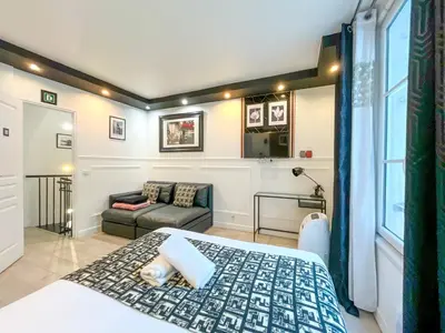 Un ou plusieurs lits dans un hébergement de l'établissement Urban Flat 55 - ATELIER MARILYN MONROE