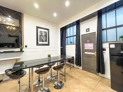 Cuisine ou kitchenette dans l'établissement Urban Flat 55 - ATELIER MARILYN MONROE