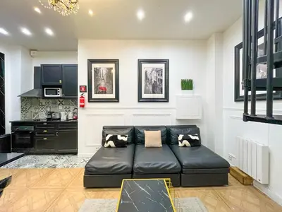 Cuisine ou kitchenette dans l'établissement Urban Flat 55 - ATELIER MARILYN MONROE