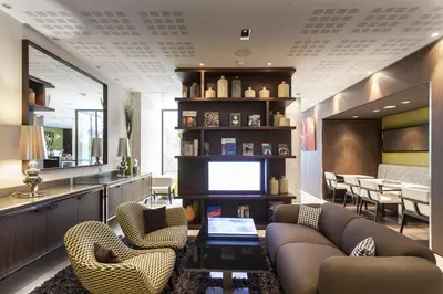 Coin salon dans l'établissement Hôtel Duo
