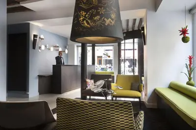 Coin salon dans l'établissement Hôtel Duo