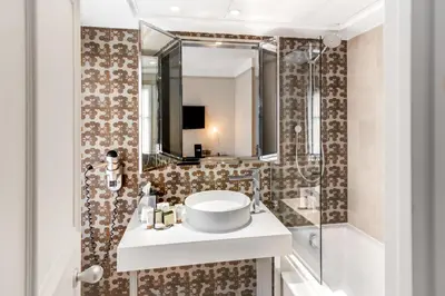 Salle de bains dans l'établissement Hôtel Duo