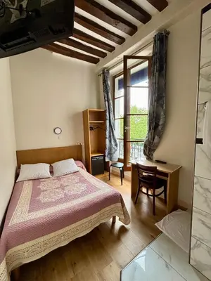 Un ou plusieurs lits dans un hébergement de l'établissement Hôtel Des Fontaines