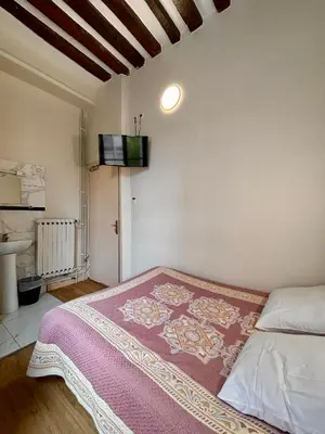 Un ou plusieurs lits dans un hébergement de l'établissement Hôtel Des Fontaines